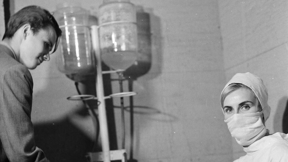 Wrocław, lipiec 1963 r. Pielęgniarka szczepi mieszkańców podczas epidemii czarnej ospy.