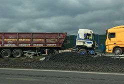 Groźny wypadek na A4. Kilkadziesiąt ton węgla na jezdni