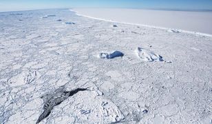 Nagranie z jedynego lotu nad górą lodową, która odpływa od Antarktydy