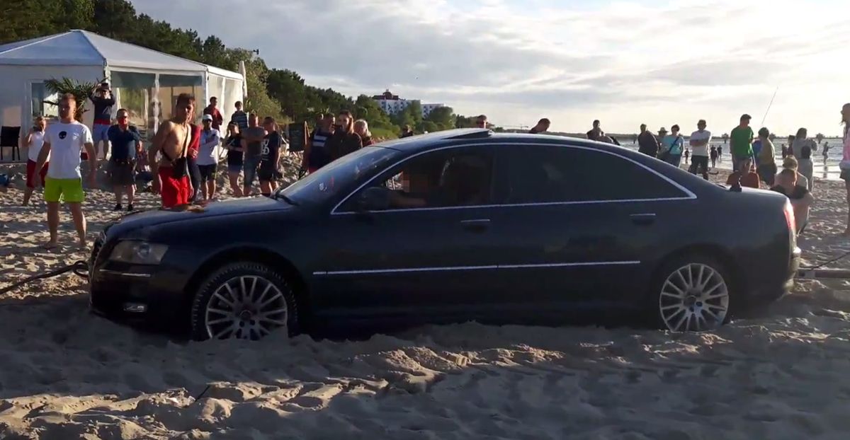 #dziejesiewmoto: limuzyna na plaży, policyjna kontrola policji i niebezpieczny pasażer