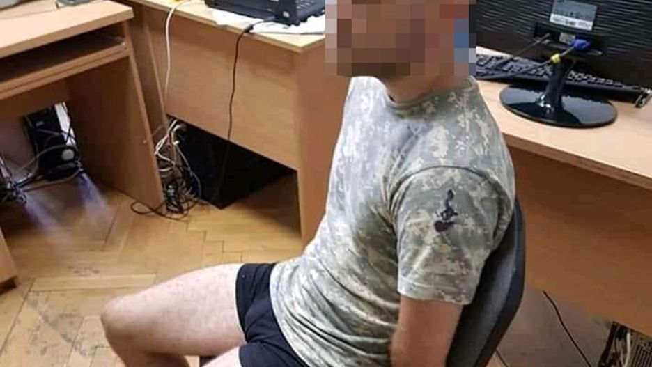 To zdjęcie z odsłonięta twarzą wyciekło do internetu. Zrobiono je najprawdopodobniej podczas przesłuchania na komisariacie policji
