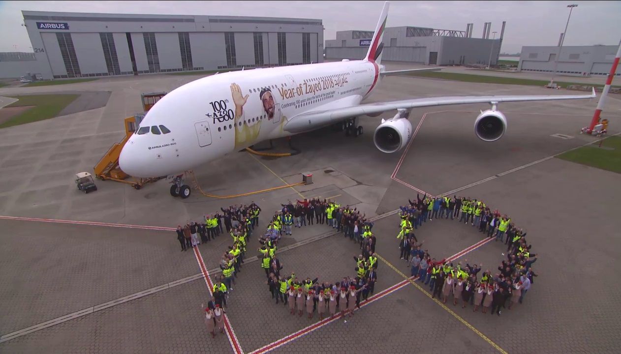 Setnego Airbusa A380 zdobi kalkomania z podobizną Szejka Zajida