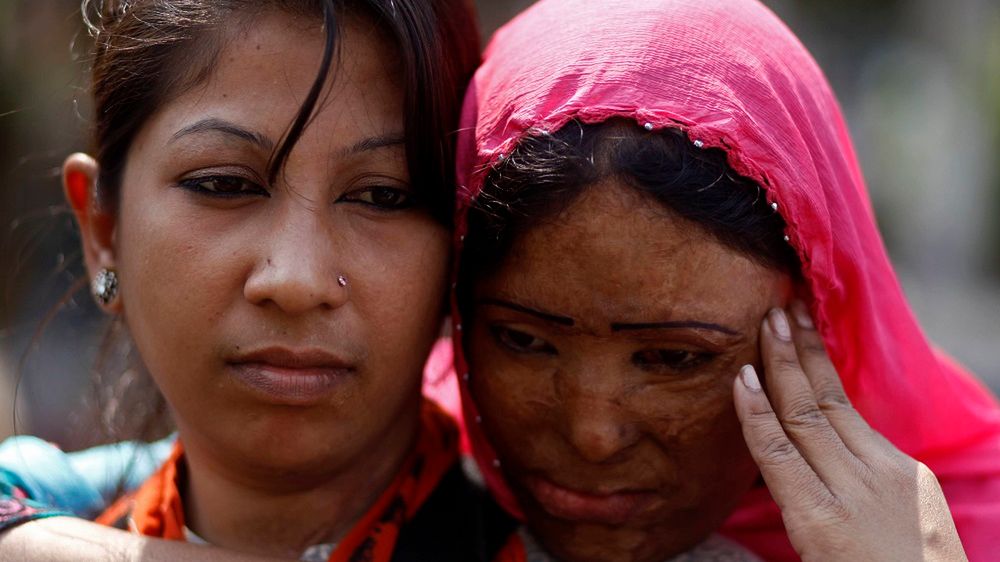 Uczestniczki marszu ofiar ataków kwasem w Bangladeszu. Najwięcej ataków kwasem dochodzi w Kambodży, Pakistanie, Afganistanie, Indiach i Bangladeszu.