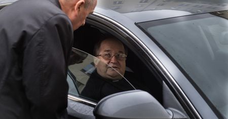 Nie uwierzycie skąd bezdomny Stanisław miał pieniądze na auta dla Rydzyka. "Wygrał w totka"