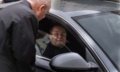 Nie uwierzycie skąd bezdomny Stanisław miał pieniądze na auta dla Rydzyka. "Wygrał w totka"