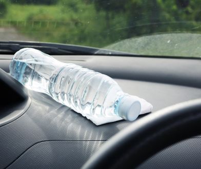 Plastikowa butelka w aucie grozi pożarem. Internauta pokazuje dlaczego
