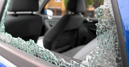2-latek nie mógł się wydostać z rozgrzanego samochodu. Zatrzasnęła go matka