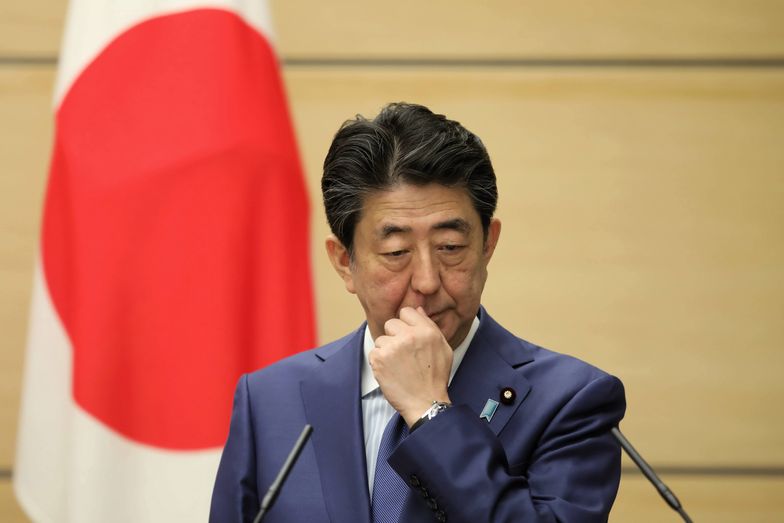 Premier Shinzo Abe ma powody do zmartwień.