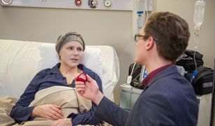 "Na Wspólnej": Maks oświadcza się Ilonie. Zaręczyny na łożu śmierci