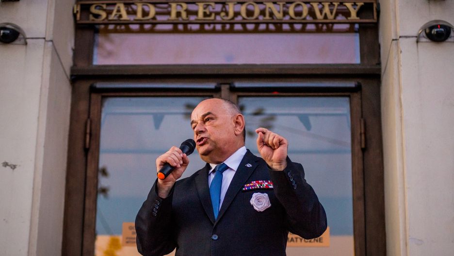 Adam Mazguła protestuje przed Sądem Rejonowym w Gdyni