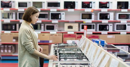 ANALIZA: Sklepy wciąż bezprawnie zakazują skanowania i fotografowania produktów. Najłagodniejsze są dyskonty