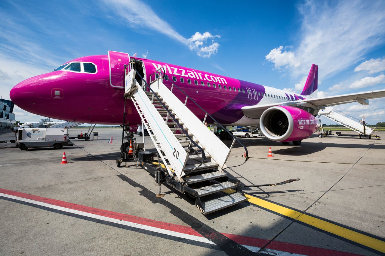 Wizz Air zmienia politykę. Likwiduje darmowy duży bagaż podręczny