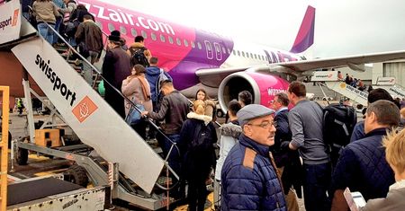 Pstryczek w nos tanich przewoźników. Włochy zakazują zmian w limitach bagażu