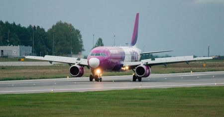 Samolot musiał zawrócić do Katowic. II pilot trafił do szpitala