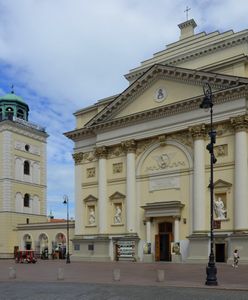 Protestujący wtargnął do kościoła z plakatem "Konstytucja". "Skandaliczne zachowanie"
