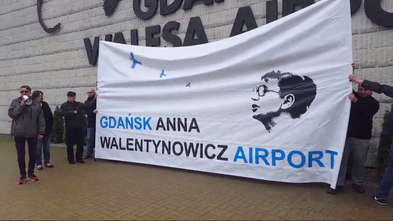 Na własną rękę chcieli zmienić nazwę "Lech Walesa Airport". Interweniowała policja