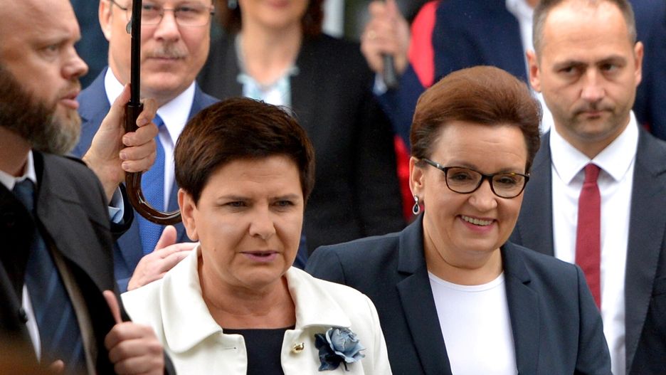 Premier Beata Szydło i minister Anna Zalewska w drodze na oficjalną inaugurację roku szkolnego 2017/2018