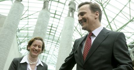 "Kochanie, koledzy protestują". Sikorski przekazuje żonie wiadomości od "faszysty"
