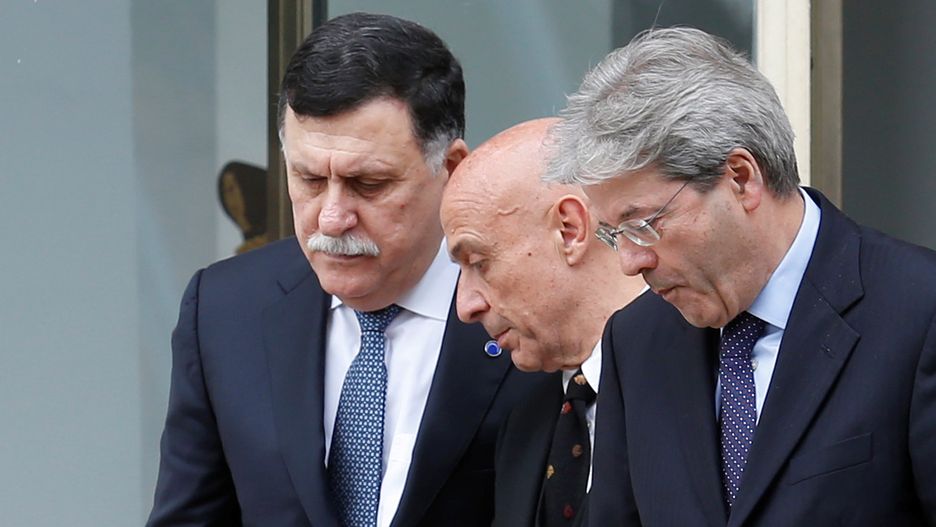 Premier Libii Fajed as-Serradż, włoski szef MSW Marco Minniti i premier Włoch Paolo Gentiloni