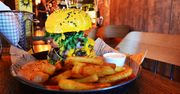Burgery na zmysłowo. Jedzenie ich w Sexy Bull to szampańska zabawa