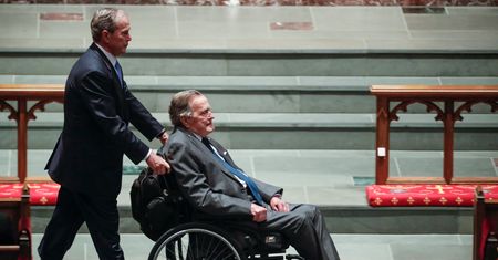 Nie tylko Wałęsa manifestował swoje poglądy. To samo zrobił Bush na pogrzebie żony