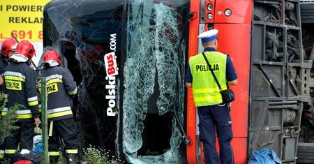 Wypadek Polskiego Busa na Podkarpaciu. Kierowca rozbił autokar, bo rozkładał fotel