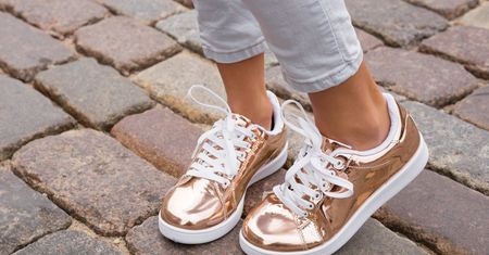 TRENDY 2017: błyszczące i metaliczne sneakersy do 159 zł