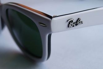 Właściciel marki Ray-Ban przejmuje salony Vision Express. Transakcja warta 7,2 mld euro