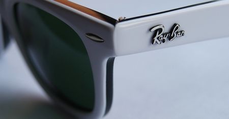 Właściciel marki Ray-Ban przejmuje salony Vision Express. Transakcja warta 7,2 mld euro