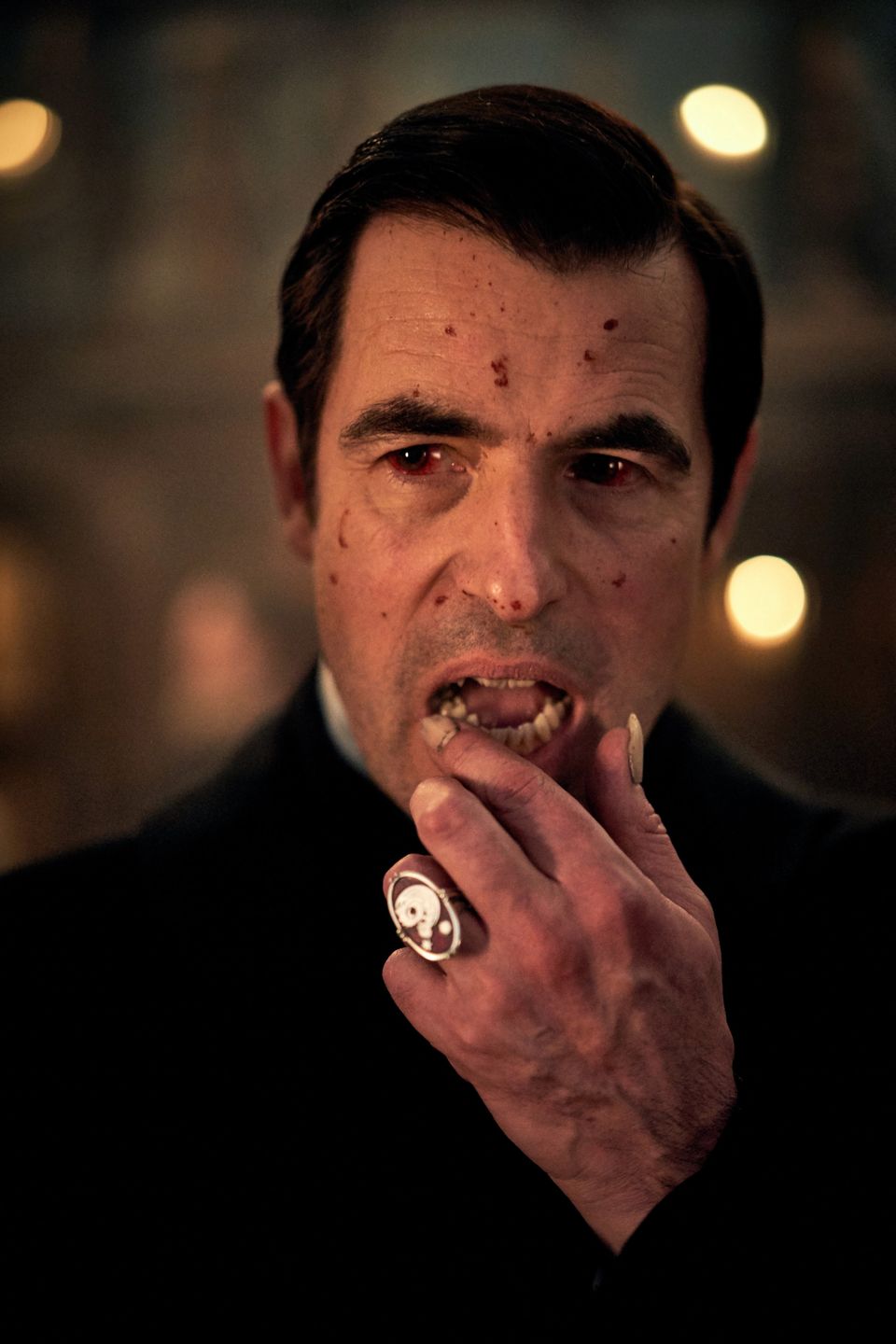 Claes Bang w serialu Netfliksa "Dracula" 
