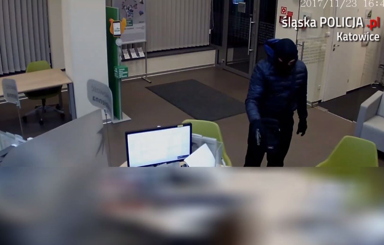 Trwają poszukiwania sprawcy napadu na bank. Policja publikuje film