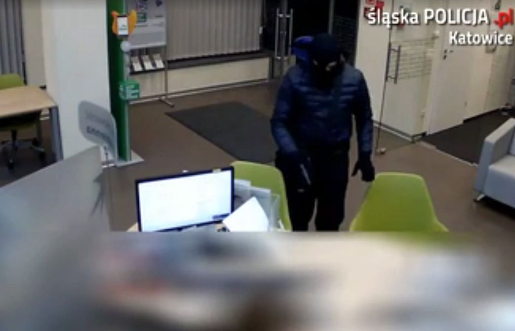  Napadł na bank. W czasie ucieczki sprawca zgubił część pieniędzy