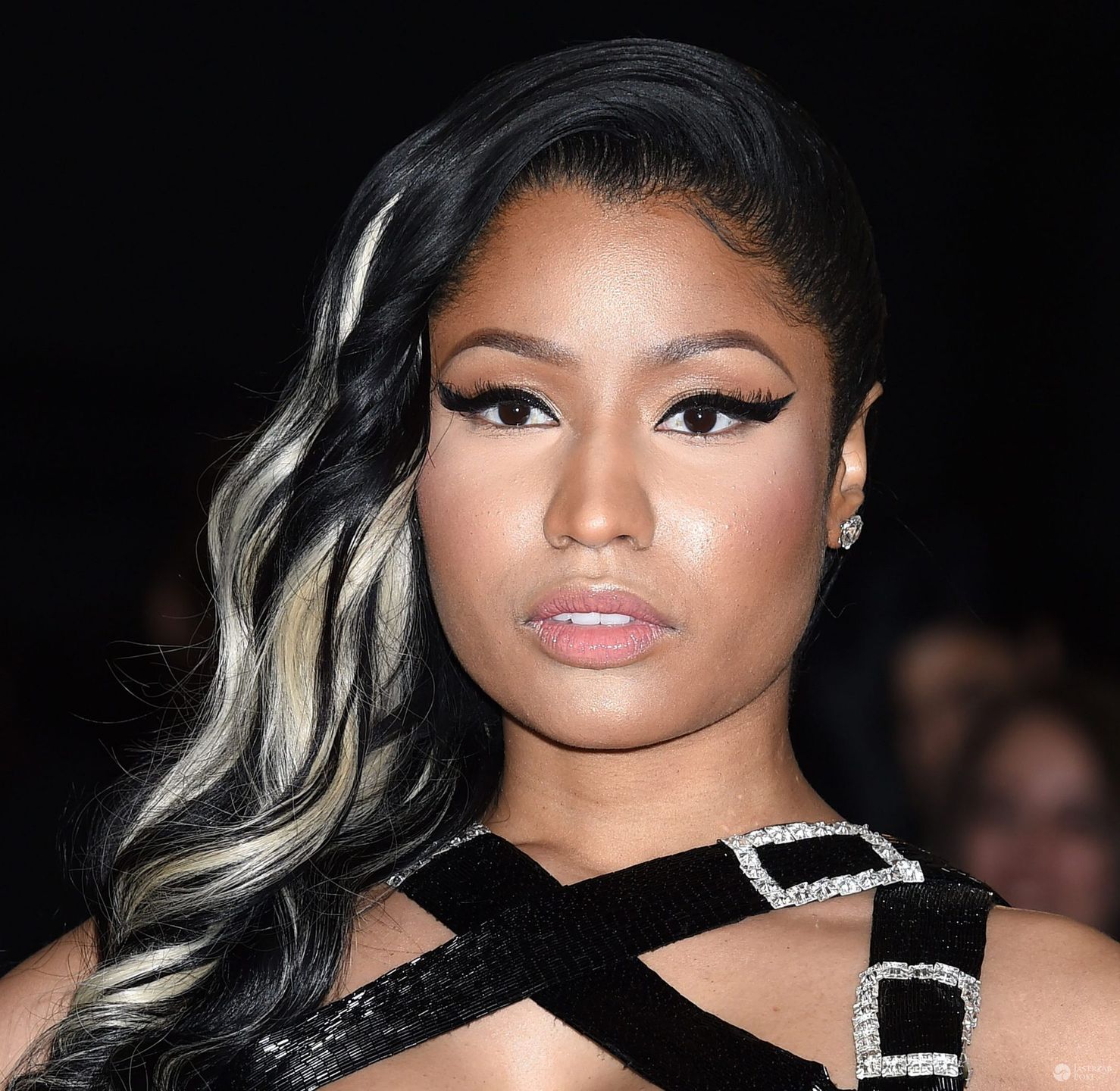 Nicki Minaj lubi intensywny makijaż. Często skupia się na oczach. Aby przedłużyć trwałość cieni do powiek, używa popularnej, drogeryjnej bazy NYX (33 pln) (fot. ONS)