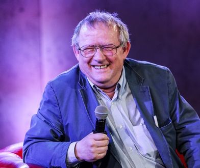 Michnik na rozdaniu Nike 2018: znaczek w klapie, paczka papierosów w kieszeni koszuli