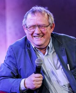 Michnik na rozdaniu Nike 2018: znaczek w klapie, paczka papierosów w kieszeni koszuli