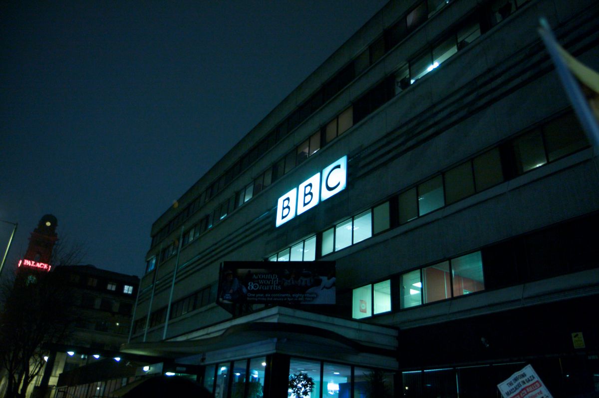 Ewakuacja studia BBC w Manchesterze. Prowadzący przerwali audycję