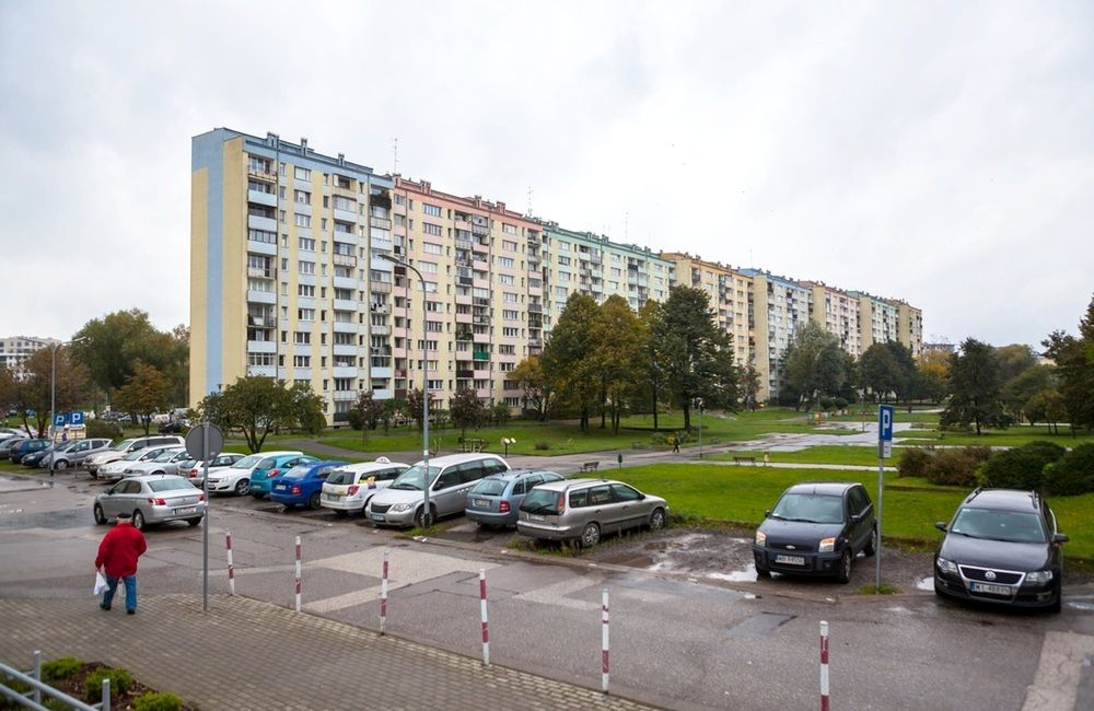 Parking na osiedlu co najmniej siedem metrów od budynku. Sądy nie są jednak jednomyślne