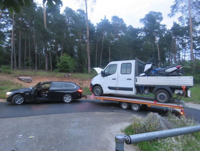 BMW ciągnęło lawetę z samochodem dostawczym i dwoma motocyklami. Jak zabawa w Tetrisa