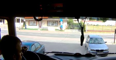 Kobieta w BMW opóźniła akcję strażaków. Była na zakupach