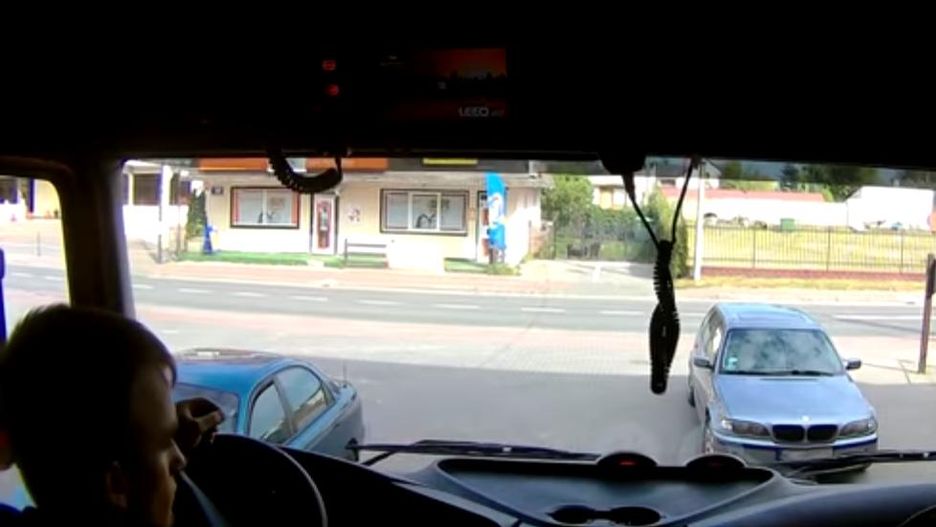 Strażacy nie mogli udać się do pożaru, ponieważ beztroski kierowca zastawił im wyjazd z bazy