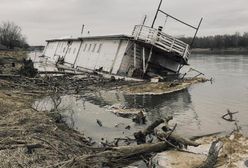 U brzegu Wisły tonie barka. "The love boat" nowym symbolem Śródmieścia
