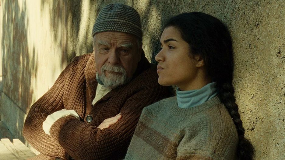 Michael Lonsdale i Sabrina Ouazani w filmie "Ludzie Boga"