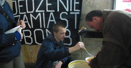 Chcieli rozdać jedzenie ubogim, napadli ich kibole. Incydent w Wałbrzychu