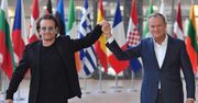 Donald Tusk spotkał się z Bono. W tle "Konstytucja"