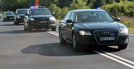 Tylko główni politycy z uprzywilejowaniem?