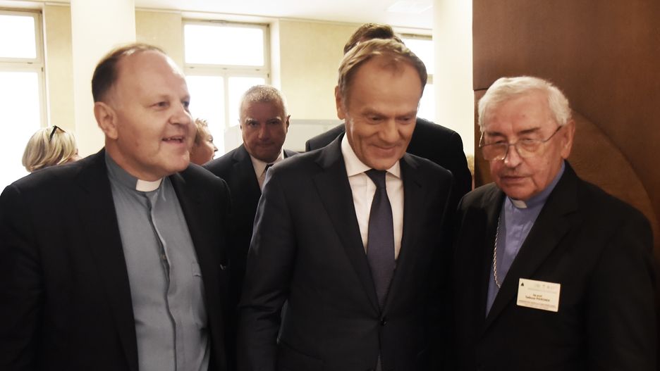 Bp. Tadeusz Pieronek z ks. Kazimierzem Sową i Donaldem Tuskiem. Kraków, październik 2018