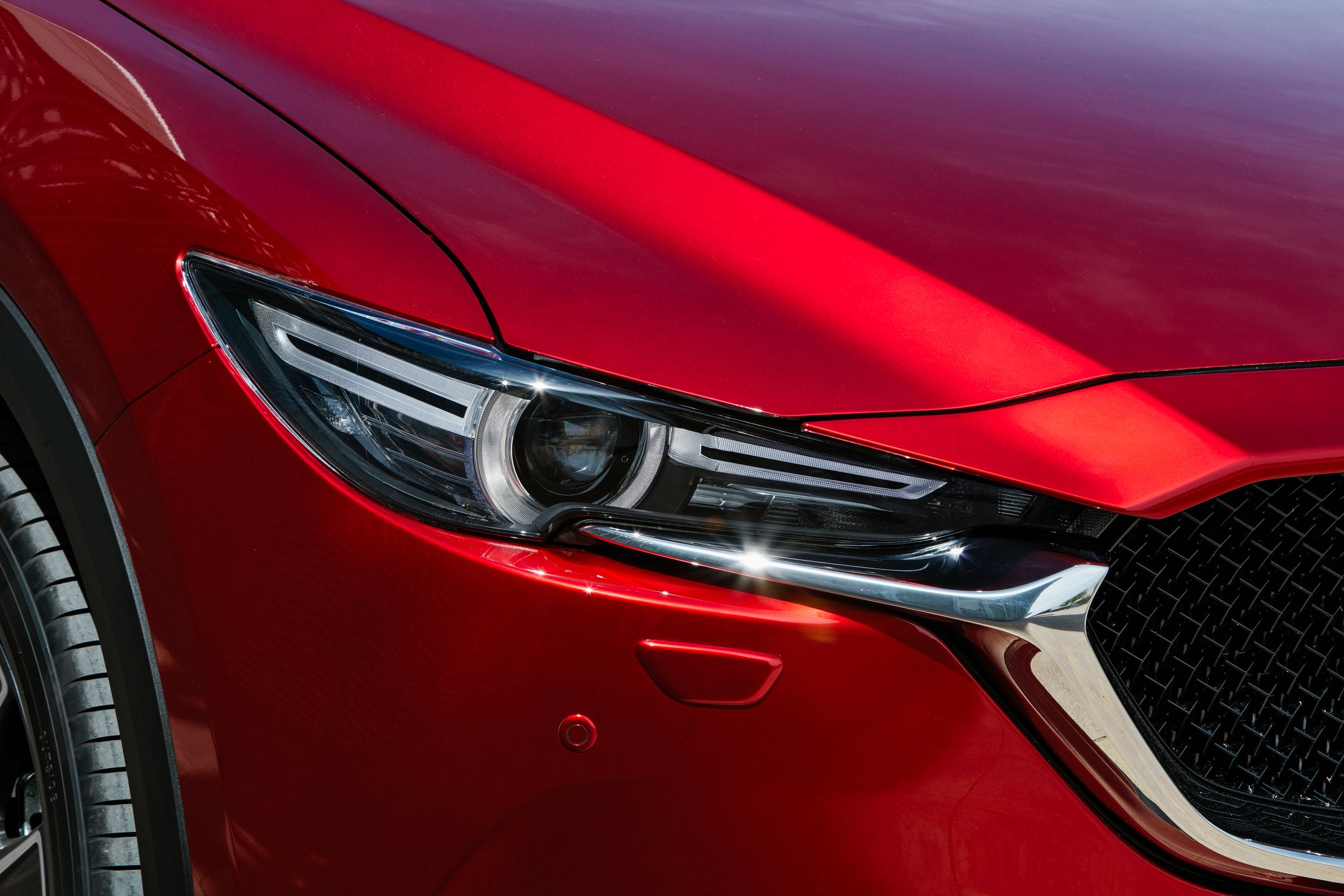 Dzięki KODO przód CX-5 zyskał dojrzalszy i jednocześnie agresywniejszy wygląd 