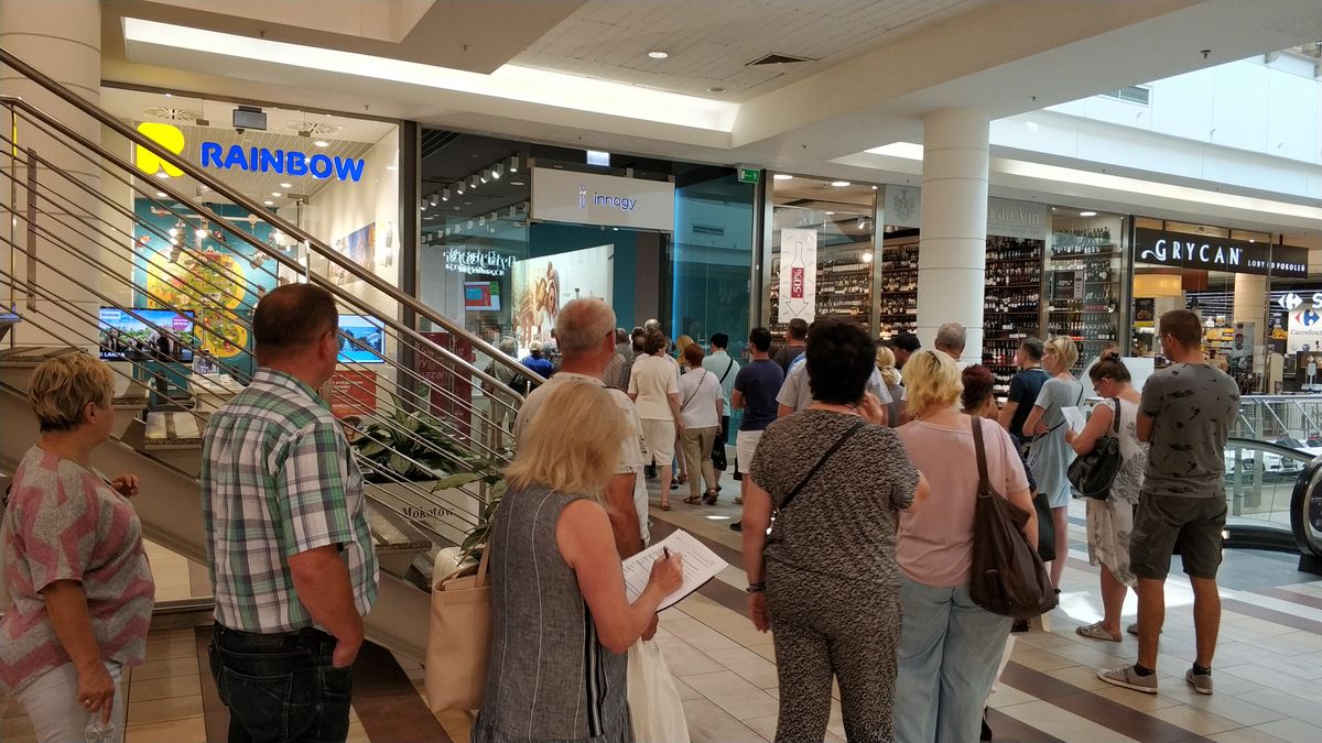 Przed warszawskim punktem Innogy zebrały się tłumy aby złożyć wniosek o zamrożenie ceny prądu.