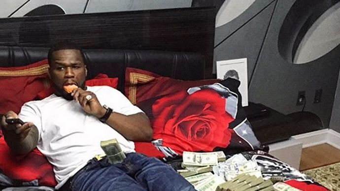 50 Cent naprawdę może spać na pieniądzach