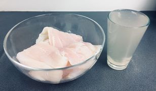 Szklanka wody w mrożonych rybach? Prosty eksperyment otwiera oczy
